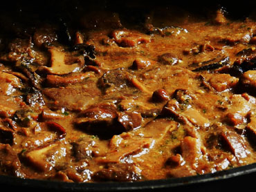 La vedella amb bolets, feta, a la cassola