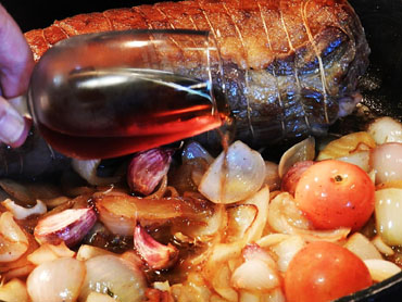 Llata amb bresa. Abocant el vi ranci