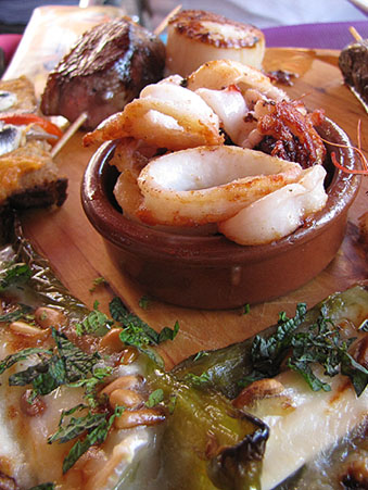 Pebrots escalivats, calamars a la planxa, anxoves i seitons...