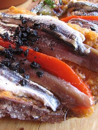 Pa amb tom&agrave;quet amb anxoves i seitons