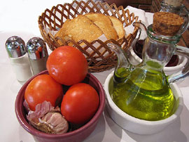 L'Argad&agrave;. Acompanyament de torrades de pa de pag&egrave;s amb tom&agrave;quet i all