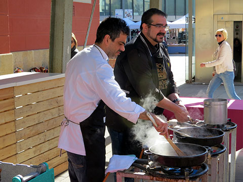 Els xefs Jordi Ribas i Jordi Vallesp&iacute; preparant els arrossos