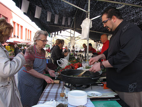 El xef Jordi Ribas servint tastets