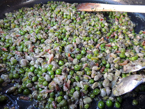 El xef Jordi Ribas cuinant les faves i p&egrave;sols