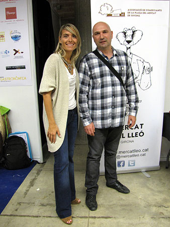 La regidora Coral&iacute; Cunyat el Joan Gironell, president de l'Associaci&oacute; de Comerciants del Mercat del Lle&oacute;