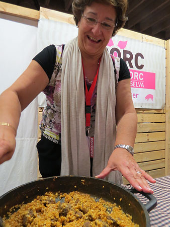 L'alcaldessa de Riudellots de la Selva promociona la fira del porc FIPORC amb el plat de la passada edici&oacute;: arr&ograve;s mel&oacute;s amb galta de porc