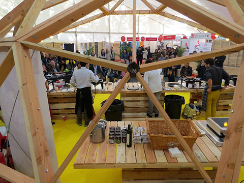 Els concursants preparant els arrossos davant el jurat