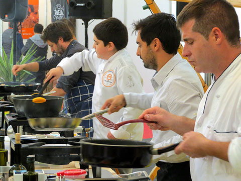 Els concursants preparant els arrossos davant el jurat