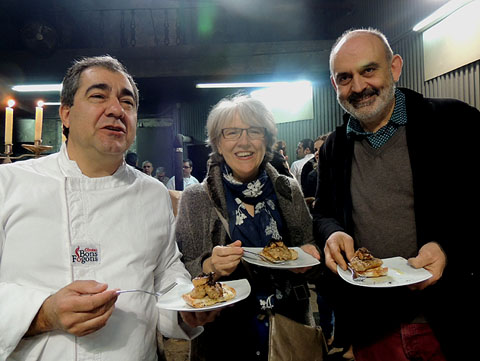 Toni Vallory, de Bons Fogons, i els escriptors Maria Merc&egrave; Roca i Josep Maria Fonalleras durant la presentaci&oacute;