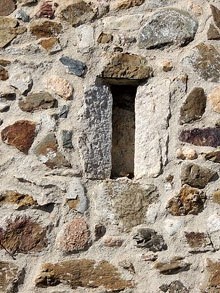 Detall de la fa&ccedil;ana de l'esgl&eacute;sia parroquial de Sant Quirze i Santa Julita