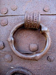Detall de la porta de l'esgl&eacute;sia parroquial de Sant Quirze i Santa Julita