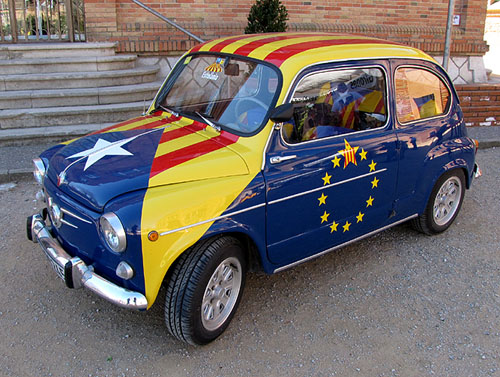 Seat 600 aparcat davant l'Ajuntament de Celr&agrave;