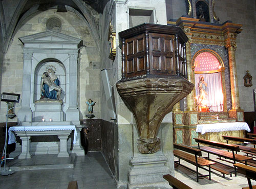 Dues capelles laterals i el p&uacute;lpit de l'esgl&eacute;sia parroquial de Sant Feliu