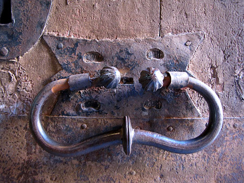 Detall del ferratge de la porta d'entrada de l'esgl&eacute;sia de Sant Feliu