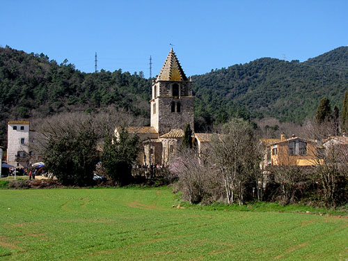 Vista de l'entorn de l'esgl&eacute;sia Vella de Sant Gregori. En primer terme s'hi observen els absis