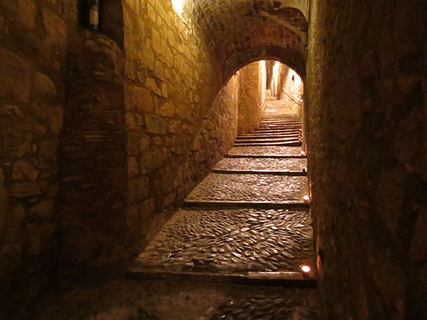 El carrer de Sant Lloren&ccedil; amb espelmes guiant cap al Pati dels Rabins, escenari de les representacions teatrals