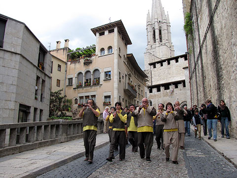 Els grallers de Fal&middot;lera Gironina a la pujada de Sant Feliu, acompanyant els capgrossos