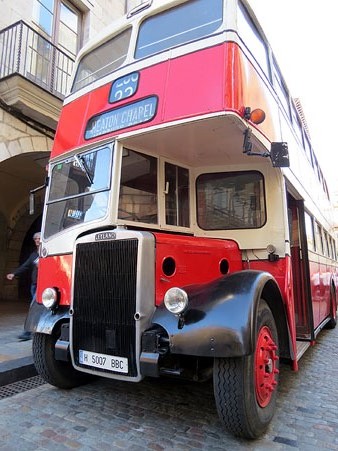 Un Routemaster, un autob&uacute;s angl&egrave;s vermell de dues plantes