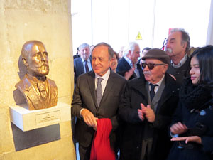 Inauguraci&oacute; d'un bust d'Agust&iacute; Riera i Pau, obra de Ci&oacute;  Abell&iacute; a la Diputaci&oacute; de Girona