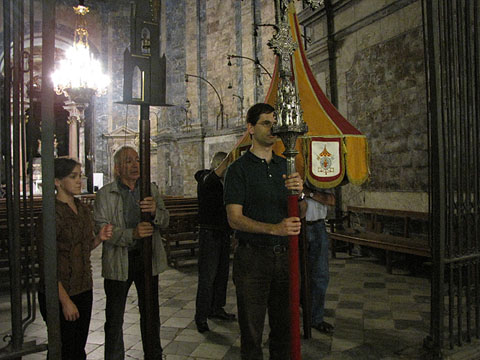 Sortida de l'umbraculum, precedit de la creu processional i del tintinacle, de la capella de Sant Narc&iacute;s