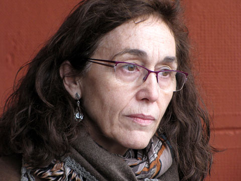 Rosa Font llegint el cap&iacute;tol Mnemosine del llibre Les roques i el mar, el blau, de Salvador Espriu