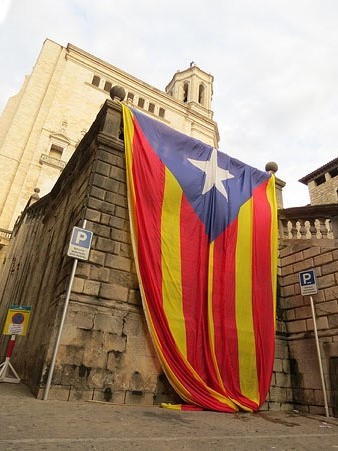 Desplegament de l'estelada al lateral de les escales de la Catedral