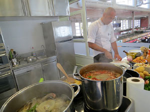 Mercat del Lle&oacute;. Sessi&oacute; de cuina a l'Aula Gastron&ograve;mica a c&agrave;rrec del xef Nir Zook