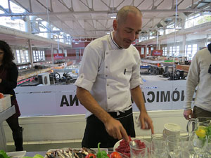 Mercat del Lle&oacute;. Sessi&oacute; de cuina a l'Aula Gastron&ograve;mica a c&agrave;rrec del xef Nir Zook