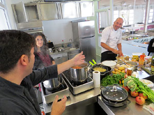 Mercat del Lle&oacute;. Sessi&oacute; de cuina a l'Aula Gastron&ograve;mica a c&agrave;rrec del xef Nir Zook