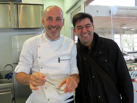 Nir Zook amb Xavier Arrey, xef dels restaurants El Pati Verd i &Iacute;ndigo, de Girona