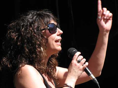 Sandra Fern, veu de la banda gironina Bourbon, durant l'actuaci&oacute; del grup a la pla&ccedil;a de la Independ&egrave;ncia, el diumenge 9 de mar&ccedil;