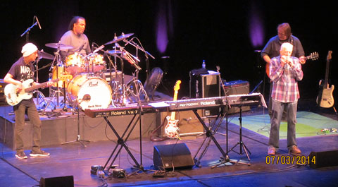Actuaci&oacute; de John Mayall a l'Auditori de Girona, el divendres 7 de mar&ccedil;