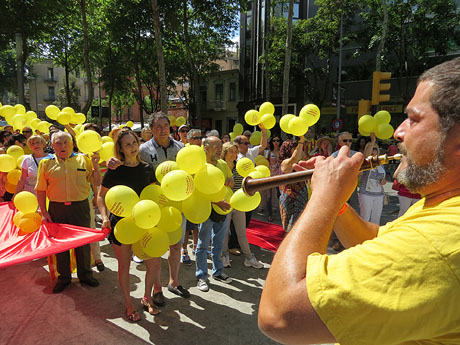 Jornades Catalunya, llibertat i dignitat. Macroestelada pels carrers de Girona