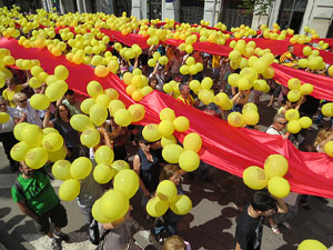 Jornades Catalunya, llibertat i dignitat. Macroestelada pels carrers de Girona