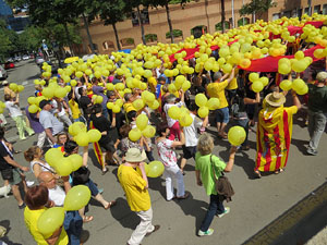 Jornades Catalunya, llibertat i dignitat. Macroestelada pels carrers de Girona