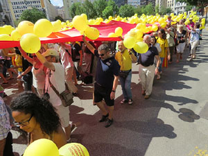 Jornades Catalunya, llibertat i dignitat. Macroestelada pels carrers de Girona