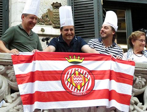 Els germans Roca al balc&oacute; de l'Ajuntament, amb la bandera del Girona FC