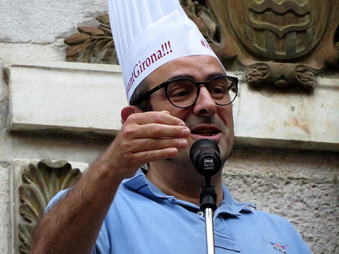 Salvador Garc&iacute;a Arb&oacute;s, durant la introducci&oacute; als parlaments dels germans Roca, al balc&oacute; de l'Ajuntament