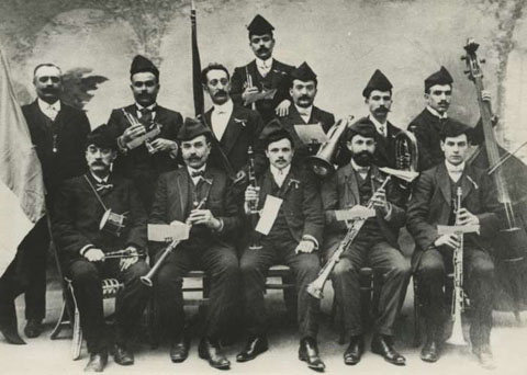 Retrat d'estudi dels components d'una cobla amb els instruments a la ma. 1910-1920
