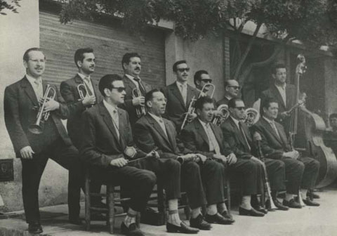 Els components de la Cobla La Principal de Girona amb els seus instruments durant una actuaci&oacute;. 1940-1950
