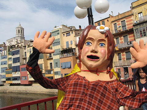 Els gegants i capgrossos de Sarri&agrave; de Ter al pont de Sant Agust&iacute;