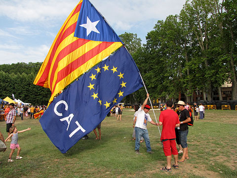 Estelada i bandera d'Europa al Camp de Mart
