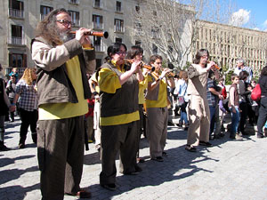Enlla&ccedil;ats per la Llengua. La cercavila