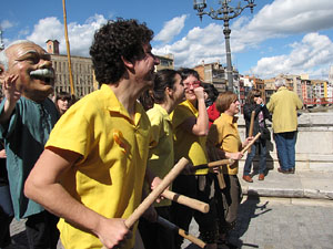 Enlla&ccedil;ats per la Llengua. La cercavila