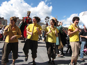 Enlla&ccedil;ats per la Llengua. La cercavila