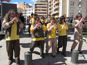 Enlla&ccedil;ats per la Llengua. La cercavila