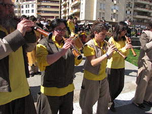 Enlla&ccedil;ats per la Llengua. La cercavila