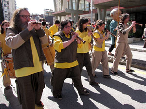 Enlla&ccedil;ats per la Llengua. La cercavila
