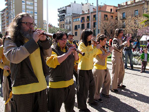 Enlla&ccedil;ats per la Llengua. La cercavila