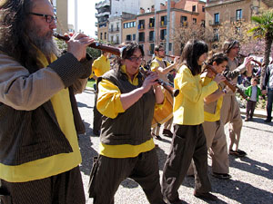 Enlla&ccedil;ats per la Llengua. La cercavila